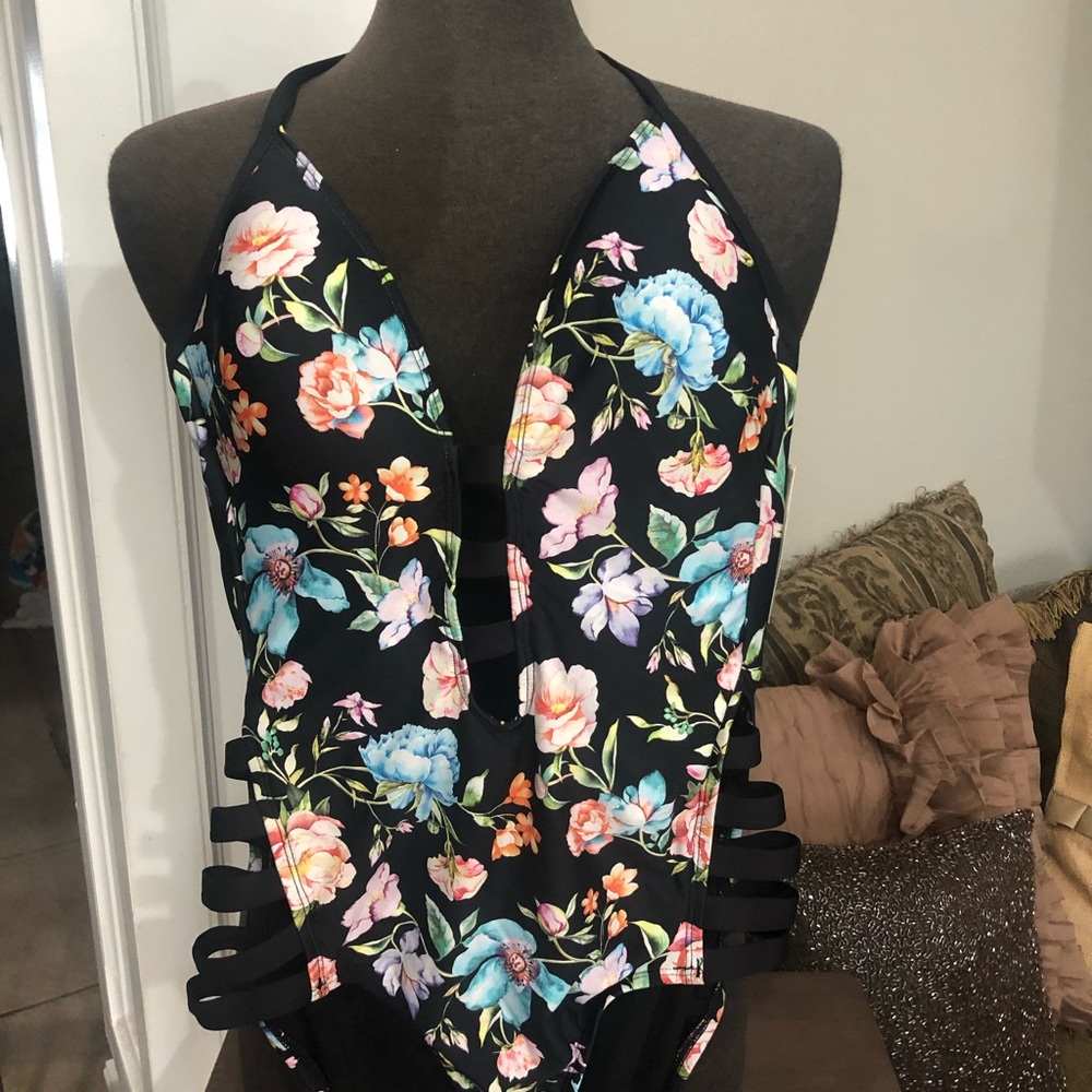 Gorgeous bathing suit ! Brand new!